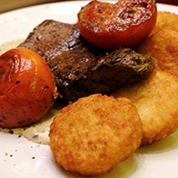 Bélszín steak tejszínes színesbors-mártással, grillezett paradicsommal, rösztivel